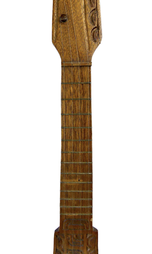 Ukulélé banjo tahitien ancien à 4 cordes en bois sculpté Tiki (détail)