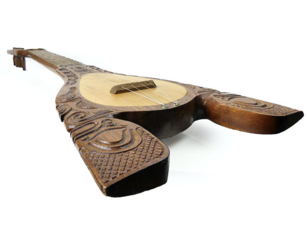Ukulélé banjo tahitien ancien à 4 cordes en bois sculpté Tiki (dessous 3/4)