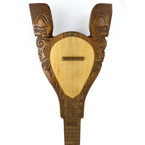 Ukulélé banjo tahitien ancien à 4 cordes en bois sculpté Tiki (détail)
