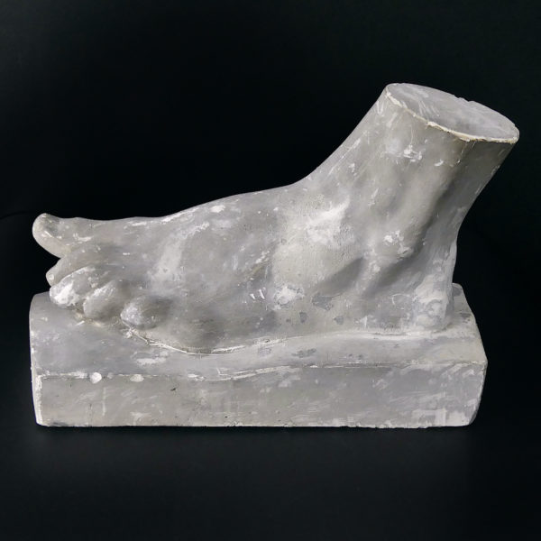 Grand moulage de pied ancien en plâtre patiné (profil)