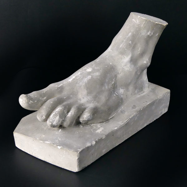 Grand moulage de pied ancien en plâtre patiné (3/4)