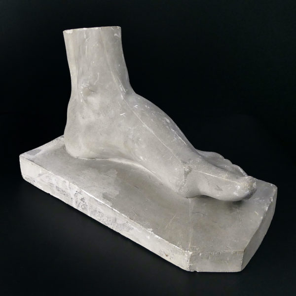 Grand moulage de pied ancien en plâtre patiné (3/4)
