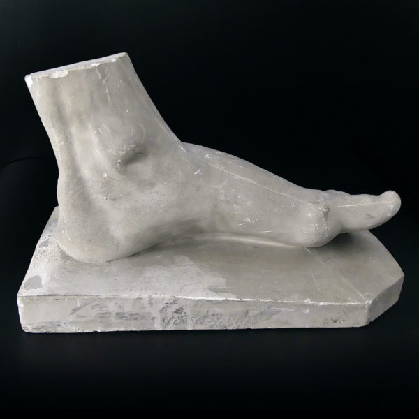 Grand moulage de pied ancien en plâtre patiné (profil)