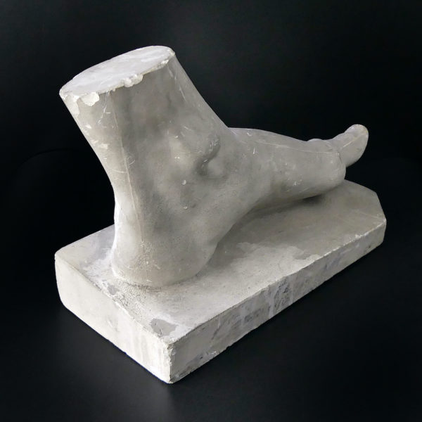 Grand moulage de pied ancien en plâtre patiné (3/4 dos)