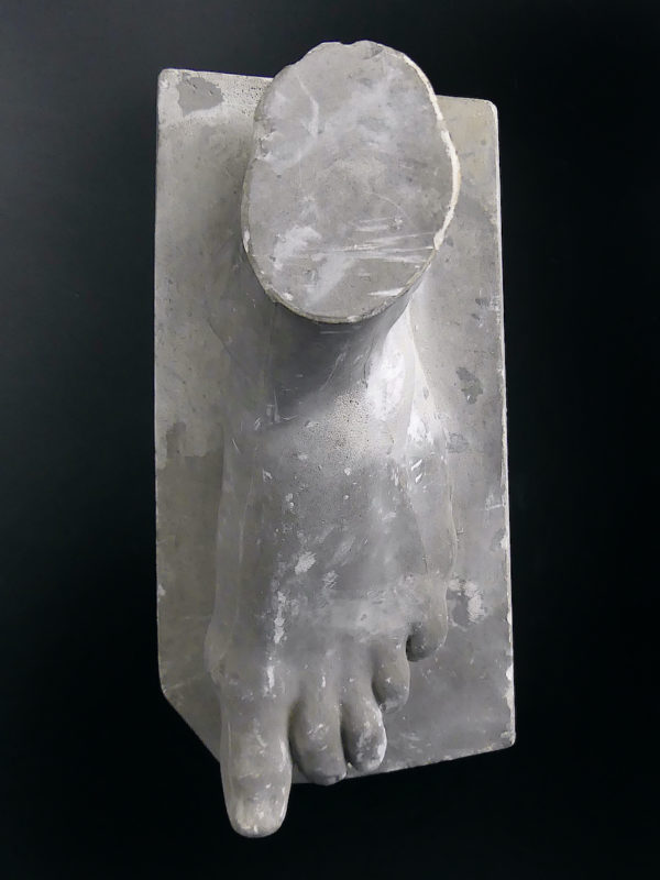 Grand moulage de pied ancien en plâtre patiné (dessus)