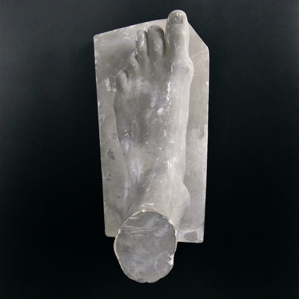 Grand moulage de pied ancien en plâtre patiné (dessus)