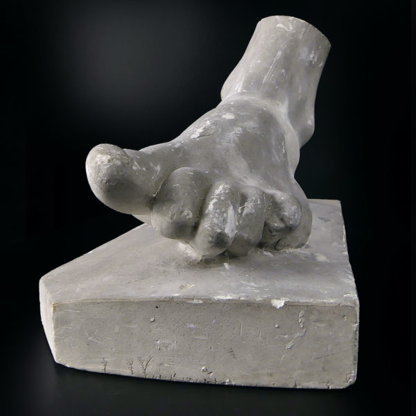 Grand moulage de pied ancien en plâtre patiné (face)