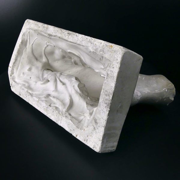 Grand moulage de pied ancien en plâtre patiné (dessous)