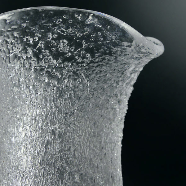 Pichet rafraîchissoir piriforme soufflé bouche cristal de Baccarat (détail)