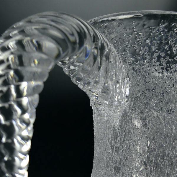 Pichet rafraîchissoir piriforme soufflé bouche cristal de Baccarat (détail)