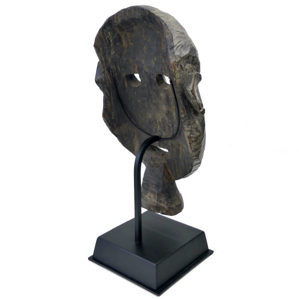 Grand masque d’ancêtre ancien monoxyle sur socle Timor 1940 (3/4 dos)