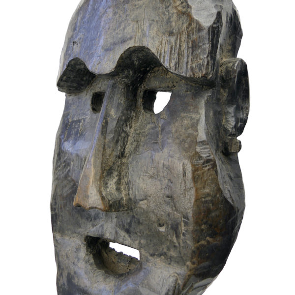 Grand masque d’ancêtre ancien monoxyle sur socle Timor 1940 (détail)