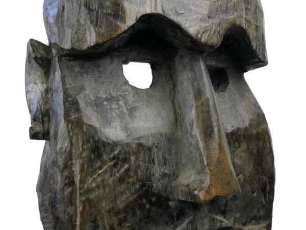 Grand masque d’ancêtre ancien monoxyle sur socle Timor 1940 (détail)