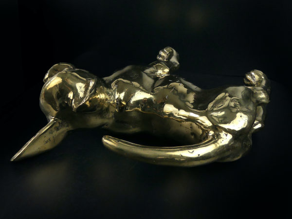 Statue chihuahua en laiton design et décalée (dessus)