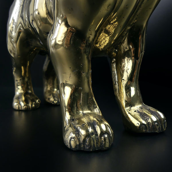 Statue chihuahua en laiton design et décalée (détail)