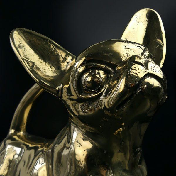 Statue chihuahua en laiton design et décalée (détail)