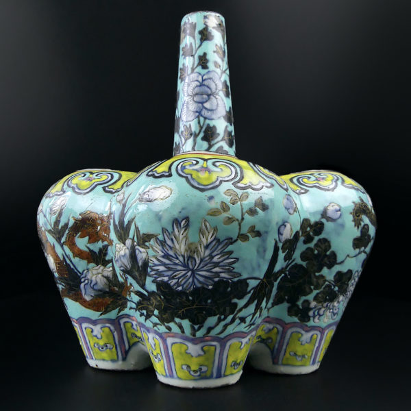 Vase tulipe aux dragons chinois ancien de la dynastie Qing (face)