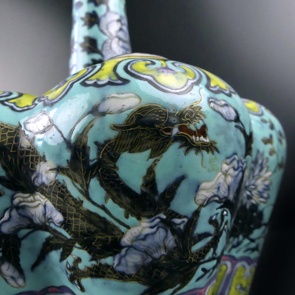 Vase tulipe aux dragons chinois ancien de la dynastie Qing (détail)