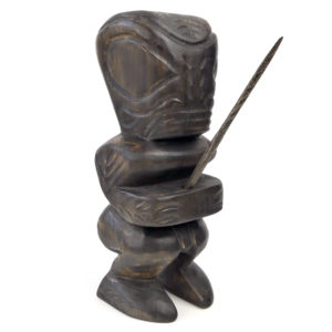 Tiki maohi à la lance en bois sombre massif Polynésie (3/4)