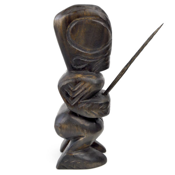 Tiki maohi à la lance en bois sombre massif Polynésie (profil)
