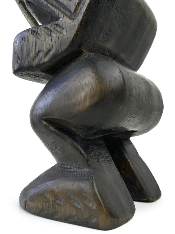 Tiki maohi à la lance en bois sombre massif Polynésie (détail)