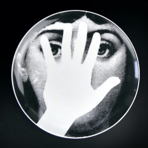 Assiette Fornasetti 16 en porcelaine Tema E Variazioni Milan (face)