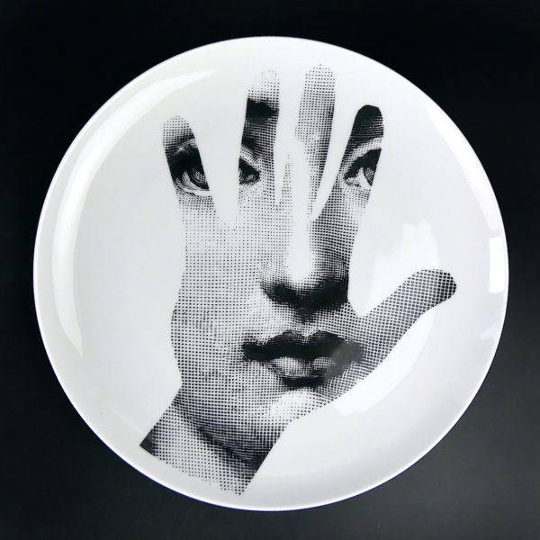 Assiette Fornasetti 15 en porcelaine Tema E Variazioni Milan (face)