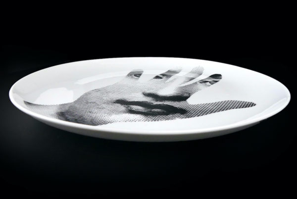 Assiette Fornasetti 15 en porcelaine Tema E Variazioni Milan (profil)