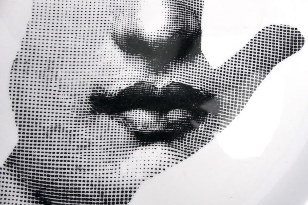 Assiette Fornasetti 15 en porcelaine Tema E Variazioni Milan (détail)