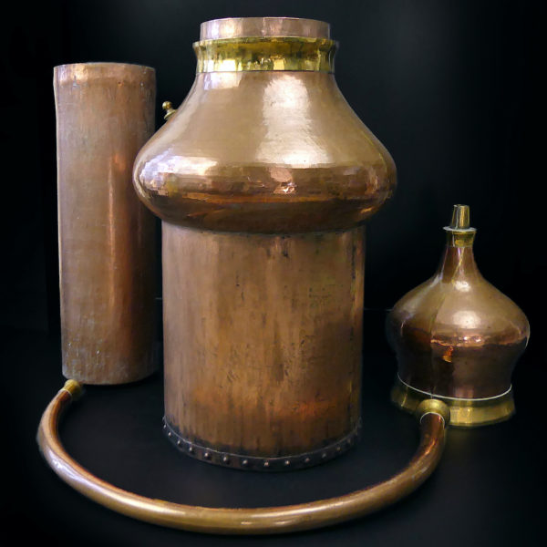 Gros alambic charentais signé en cuivre et zinc sur tabouret en bois (cuve de chauffe)