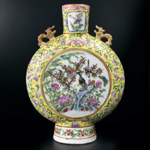 Vase rond aux dragons en porcelaine de Chine Dynastie Qing (face)