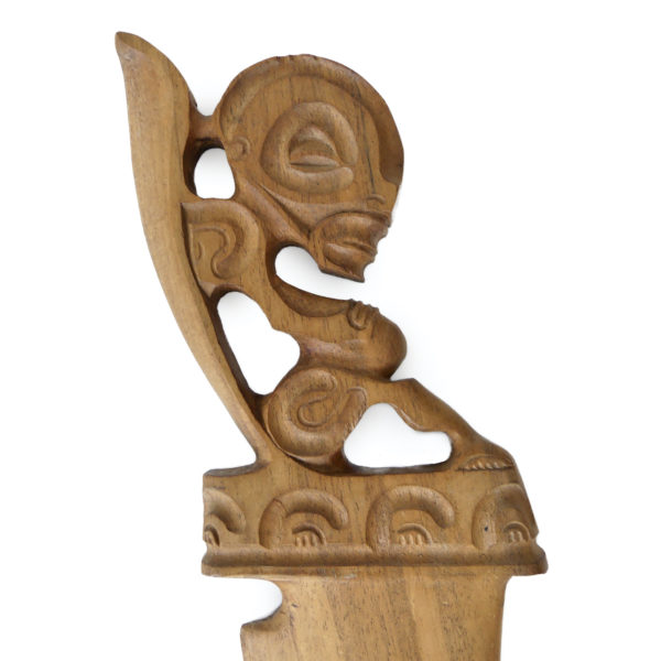 Deux couteaux Tiki sculptés en Miro Artisanat polynésien (détail)