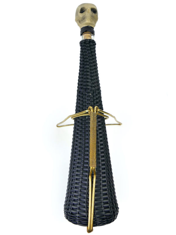 Bouteille tressée Skull et porte-bouteille en métal doré mi-XXe (dessus)