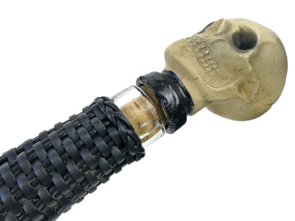 Bouteille tressée Skull et porte-bouteille en métal doré mi-XXe (détail)
