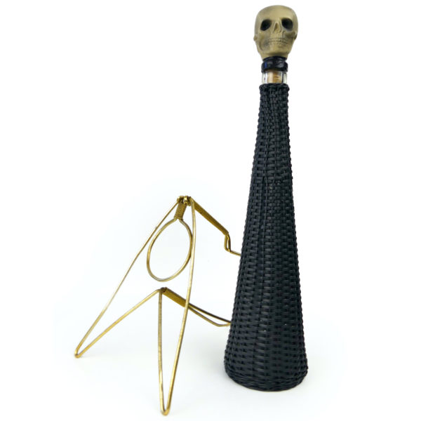 Bouteille tressée Skull et porte-bouteille en métal doré mi-XXe (détail)