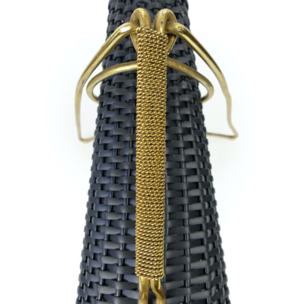 Bouteille tressée Skull et porte-bouteille en métal doré mi-XXe (détail)