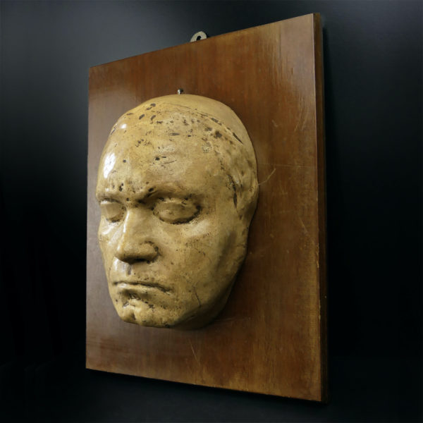 Masque mortuaire ancien en plâtre présenté sur planche de bois Mi-XXe (3/4)