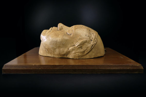 Masque mortuaire ancien en plâtre présenté sur planche de bois Mi-XXe (profil)