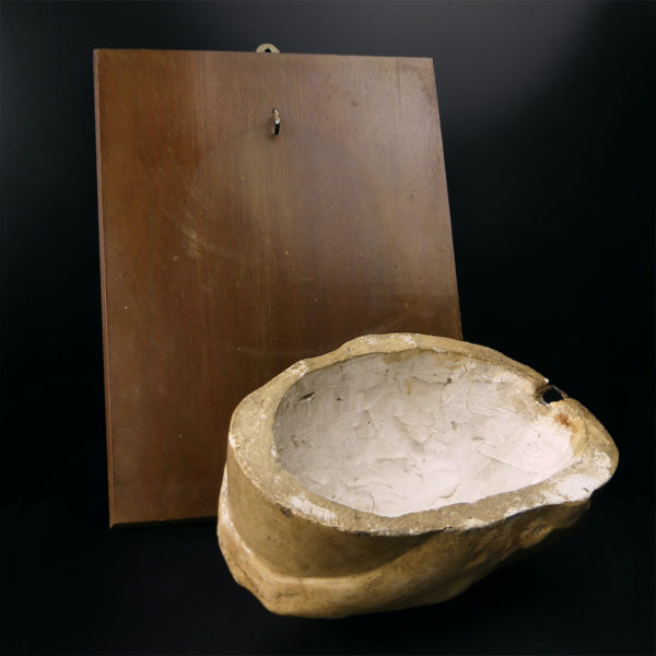 Masque mortuaire ancien en plâtre présenté sur planche de bois Mi-XXe (détail)