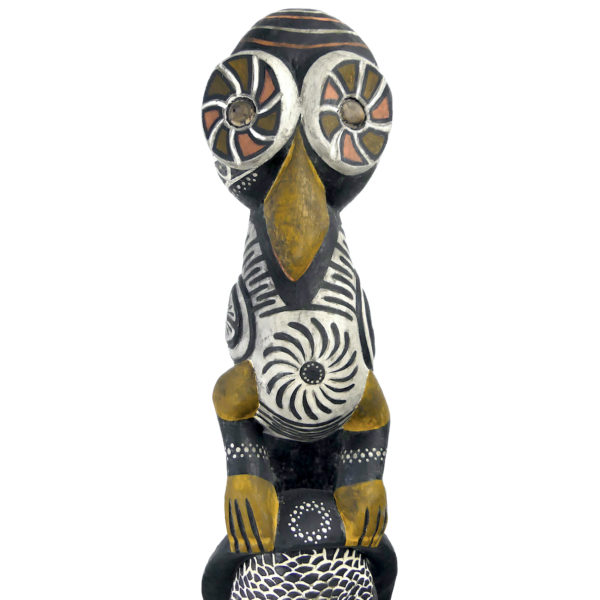 Grande statue sawos figure féminine d’ancêtre et oiseau totémique (détail)