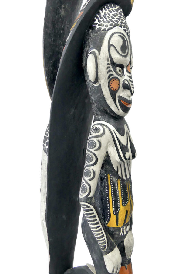 Grande statue sawos figure féminine d’ancêtre et oiseau totémique (détail)