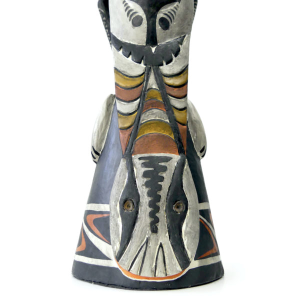 Grande statue sawos figure féminine d’ancêtre et oiseau totémique (détail)