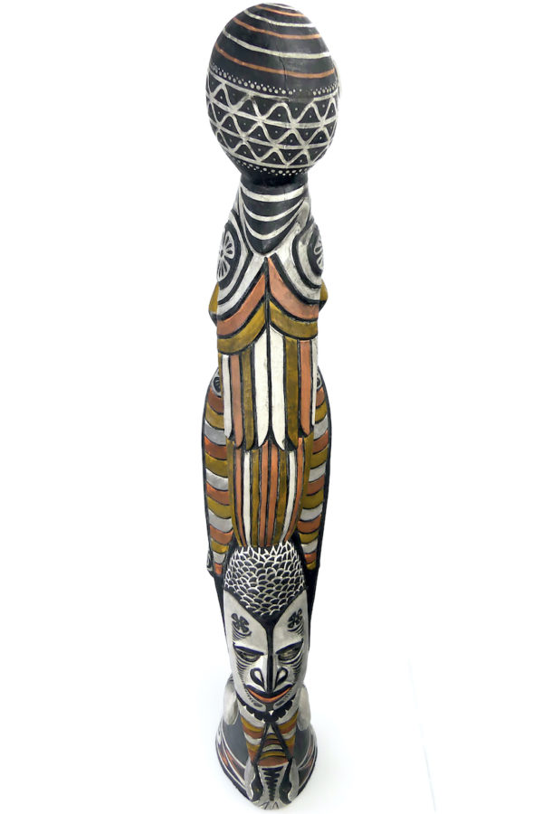 Grande statue sawos figure féminine d’ancêtre et oiseau totémique (dessus dos)