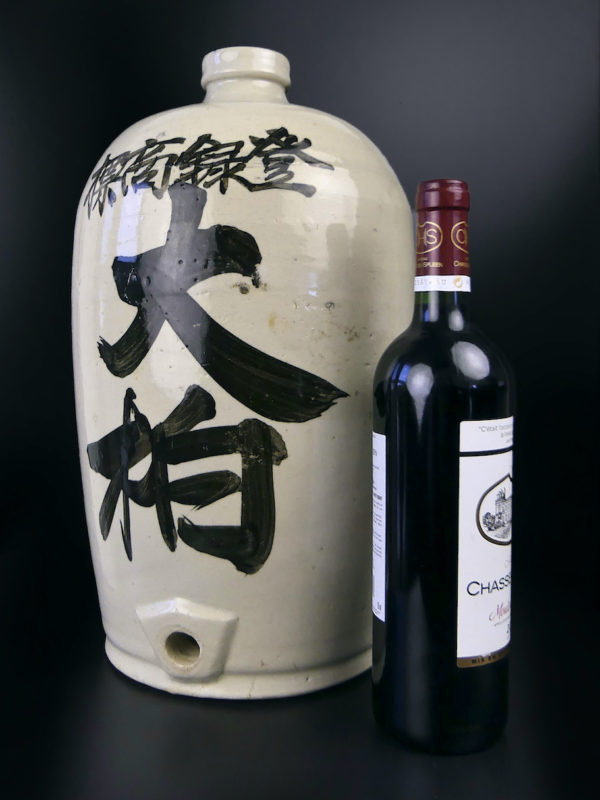 Grande bouteille à saké Taru artisanal en céramique Meiji Japon (proportion)