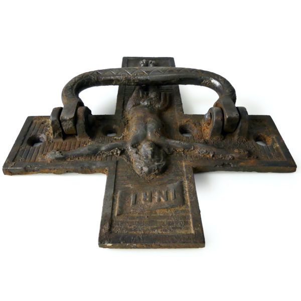 Ancienne poignée heurtoir de porte d’église en fonte de fer XIXe (dessus)