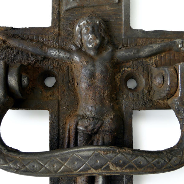 Ancienne poignée heurtoir de porte d’église en fonte de fer XIXe (détail)
