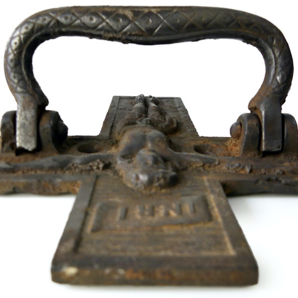 Ancienne poignée heurtoir de porte d’église en fonte de fer XIXe (détail)