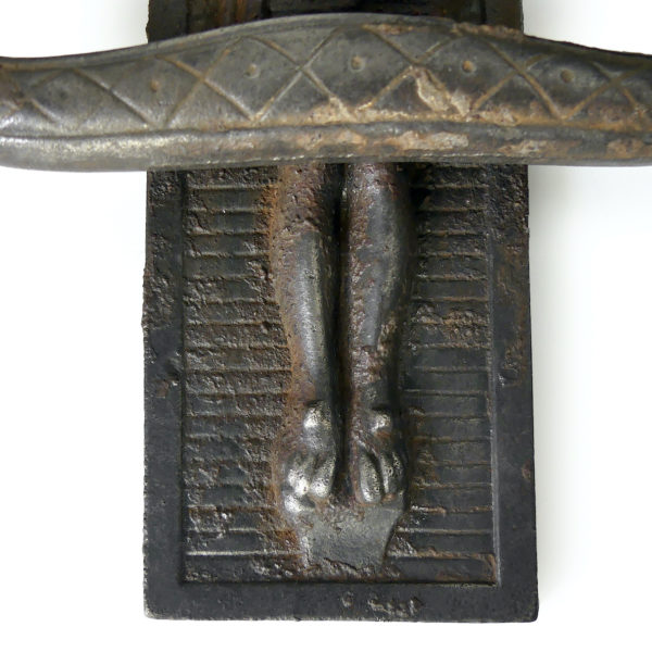Ancienne poignée heurtoir de porte d’église en fonte de fer XIXe (détail)