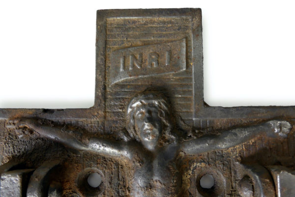 Ancienne poignée heurtoir de porte d’église en fonte de fer XIXe (détail)