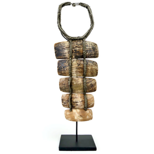 Collier papou en lamelles de coquillage sur base tressée sur socle (face)